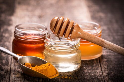 Mask with honey and turmeric