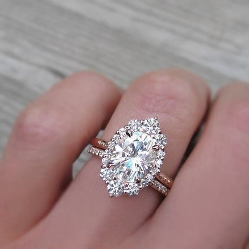 Perfect Oval Engagement Rings to buy in Canada